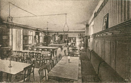 Notranjost Kavarne pri Kroni. Kavarna se nahaja v današnjem (2021) hotelu Zvezda, nekoč hotelu Dobrai. Fotografija je nastala leta 1925. Notranjost Kavarne pri Kroni. Kavarna se nahaja v današnjem (2021) hotelu Zvezda, nekoč hotelu Dobrai. Fotografija je nastala leta 1925.