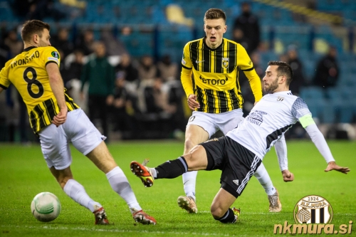 Alen Kozar izbija žogo pred Tronstadom. Alen Kozar izbija žogo pred Tronstadom.