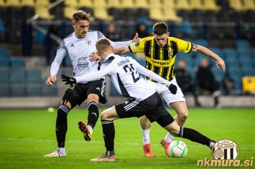 Marin Karamarko in Žan Karničnik ovirata igralca Vitesseja. Marin Karamarko in Žan Karničnik ovirata igralca Vitesseja.