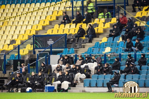 Pogled proti klopi za rezervne igralce. Pogled proti klopi za rezervne igralce.