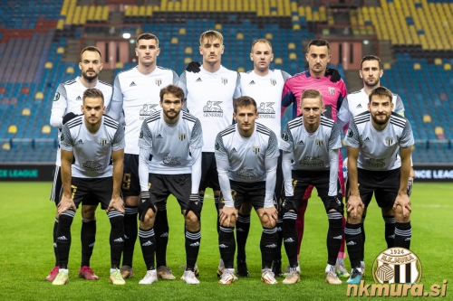 Začetna enajsterica Mure v Arnhemu proti Vitesseju: Stojijo od leve: Kos, Mulahusejnović, Karamarko, Maruško, Zalokar, Kozar. Čepijo: Horvat, Pucko, Šturm, Karničnik in Lorbek. Začetna enajsterica Mure v Arnhemu proti Vitesseju: Stojijo od leve: Kos, Mulahusejnović, Karamarko, Maruško, Zalokar, Kozar. Čepijo: Horvat, Pucko, Šturm, Karničnik in Lorbek.