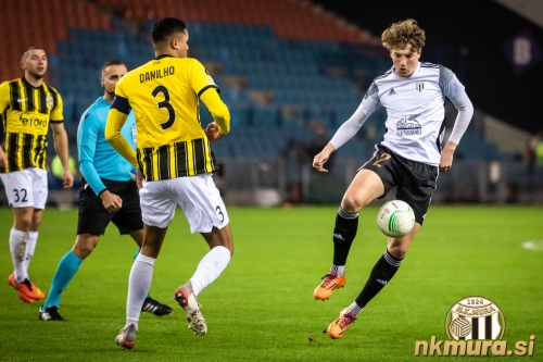 Kai Cipot je odigral drugi polčas v Arnhemu. Ob njem je kapetan Vitesseja Danilho Doekhi. Kai Cipot je odigral drugi polčas v Arnhemu. Ob njem je kapetan Vitesseja Danilho Doekhi.