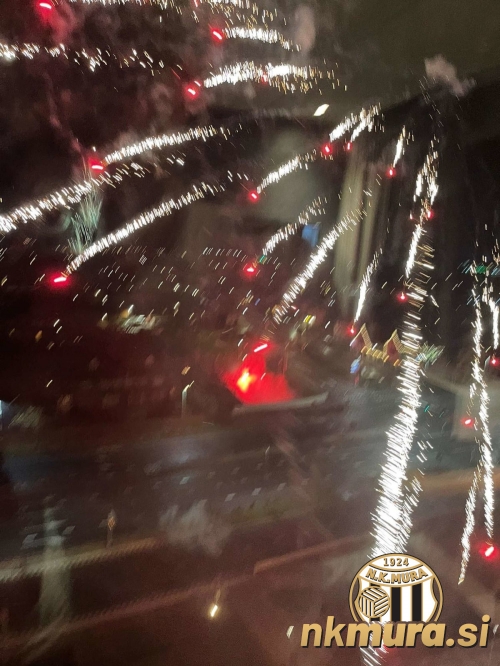 Navijači Vitesseja so ponoči ob 1.30 pred hotelom Mure prižgali ognjemet. Navijači Vitesseja so ponoči ob 1.30 pred hotelom Mure prižgali ognjemet.