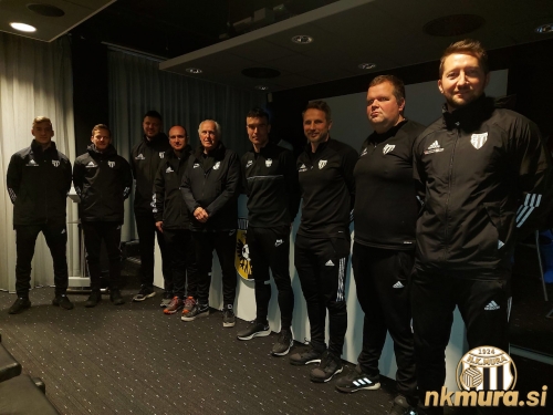 Trenerji mlajših selekcij Mure so obiskali akademijo in trening center Vitesseja. Od leve: Matej Virag, Rene Cetl, Tomaž Pavel, Blaž Krauthaker, dva predstavnika Vitesseja, Almir Sulejmanović, Boris Lainšček in Dominik Kovačič. Trenerji mlajših selekcij Mure so obiskali akademijo in trening center Vitesseja. Od leve: Matej Virag, Rene Cetl, Tomaž Pavel, Blaž Krauthaker, dva predstavnika Vitesseja, Almir Sulejmanović, Boris Lainšček in Dominik Kovačič.