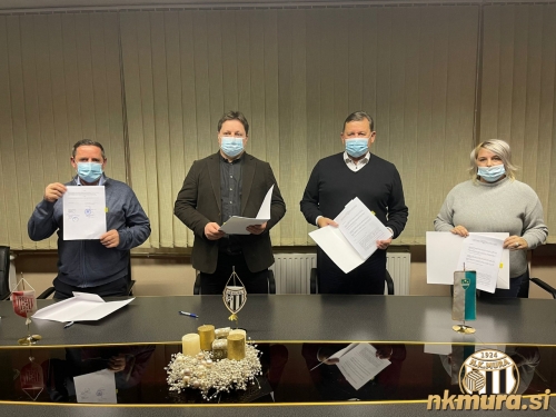 Od leve: Miran Polanec (predsednik ŠNK Bakovci), Robert Kuzmič (predsednik Mure), Aleksander Jevšek (župan MOMS) in Nives Cajnko (predsednika KS Bakovci). Od leve: Miran Polanec (predsednik ŠNK Bakovci), Robert Kuzmič (predsednik Mure), Aleksander Jevšek (župan MOMS) in Nives Cajnko (predsednika KS Bakovci).