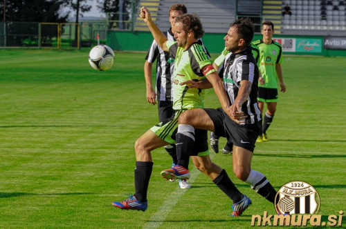 Kapetan Tromejnika Damir Čontala in muraš Simon Koren. Fotografija je nastala 4. septembra 2013 na tekmi med Muro in Tromejnikom. Kapetan Tromejnika Damir Čontala in muraš Simon Koren. Fotografija je nastala 4. septembra 2013 na tekmi med Muro in Tromejnikom.