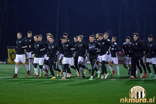 Trening na igrišču z umetno travo. Trening na igrišču z umetno travo.