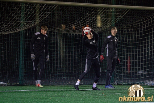 Trening na igrišču z umetno travo. Trening na igrišču z umetno travo.