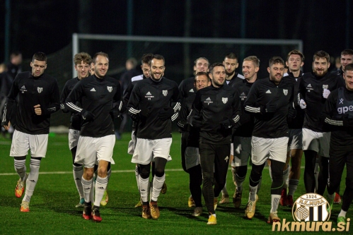 Trening Mure na igrišču z umetno travo. Trening Mure na igrišču z umetno travo.