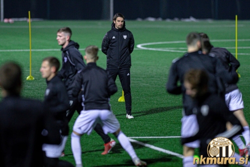 Trening Mure na igrišču z umetno travo. Trening Mure na igrišču z umetno travo.