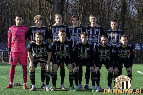 Mura v 1. polčasu. Stojijo od leve: Zalokar, K. Cipot, Karamarko, Kompan Breznik, Mulahusejnović, Bobičanec. Čepijo: Lorbek, Beganović, Ščernjavič, Lotrič in Kozar. Mura v 1. polčasu. Stojijo od leve: Zalokar, K. Cipot, Karamarko, Kompan Breznik, Mulahusejnović, Bobičanec. Čepijo: Lorbek, Beganović, Ščernjavič, Lotrič in Kozar.