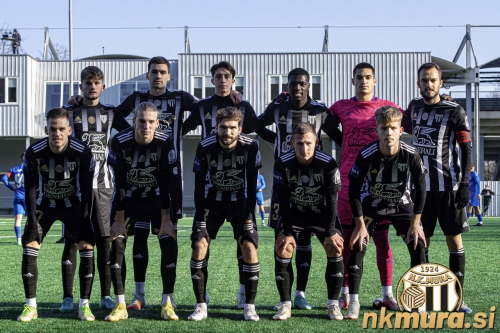 Mura v 2. polčasu. Stojijo od leve: Nerguti, Gorenc, Bagola, Ouro, Gyergyek, Kous. Čepijo: Horvat, T. Cipot, Pucko, Šturm in Kasalo. Mura v 2. polčasu. Stojijo od leve: Nerguti, Gorenc, Bagola, Ouro, Gyergyek, Kous. Čepijo: Horvat, T. Cipot, Pucko, Šturm in Kasalo.