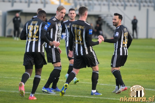 Veselje igralcev Mure po doseženem zadetku. Veselje igralcev Mure po doseženem zadetku.