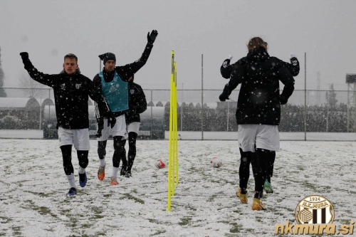 Na dopoldanskem treningu pred tekmo je snežilo. Na dopoldanskem treningu pred tekmo je snežilo.