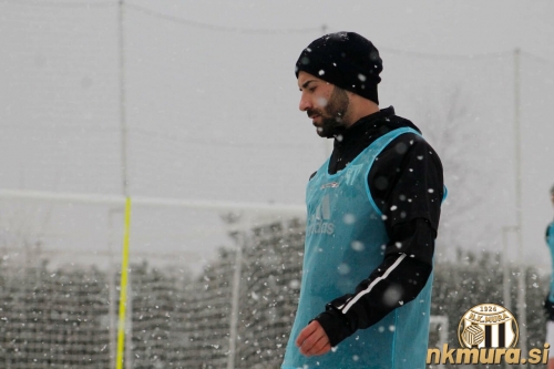 Na dopoldanskem treningu pred tekmo je snežilo. Na dopoldanskem treningu pred tekmo je snežilo.