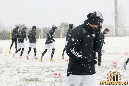 Na dopoldanskem treningu pred tekmo je snežilo. Na dopoldanskem treningu pred tekmo je snežilo.