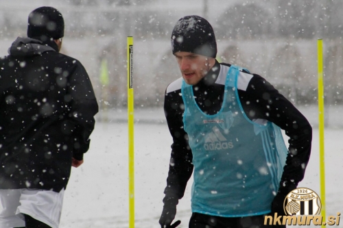 Na dopoldanskem treningu pred tekmo je snežilo. Na dopoldanskem treningu pred tekmo je snežilo.