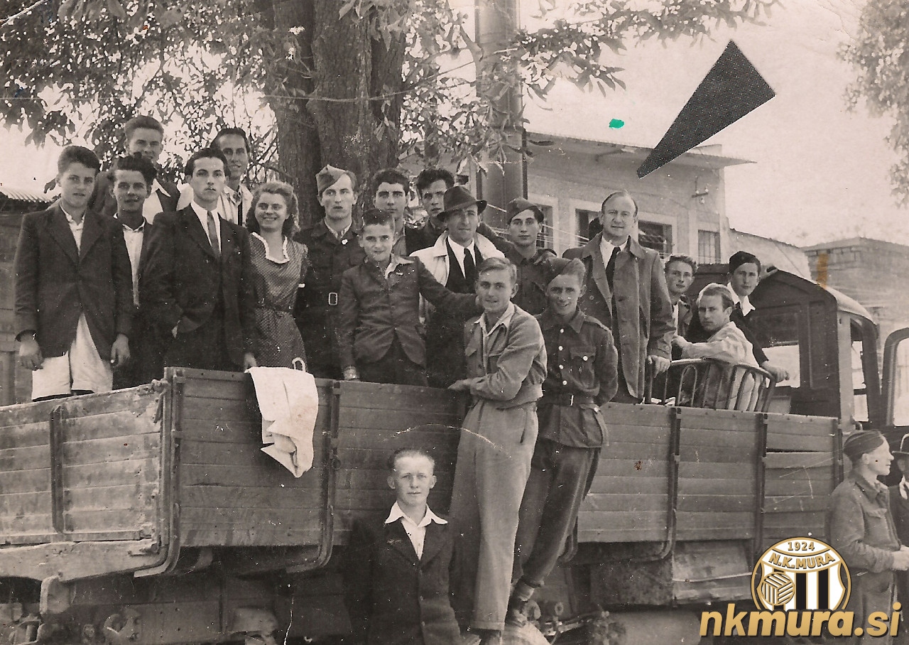 Fotografija je nastala v sezoni 1946/47 v Radgoni, kjer je druga ekipa igrala domače tekme. Fotografija je nastala v sezoni 1946/47 v Radgoni, kjer je druga ekipa igrala domače tekme.