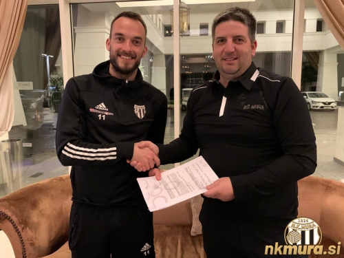 Žiga Kous je podaljšal pogodbo z Muro do 31. maja 2025. Ob njem je športni direktor Denis Rajbar.