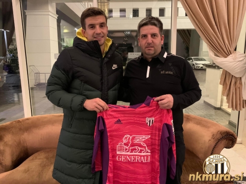Marin Ljubić in športni direktor Denis Rajbar. Ljubić bo do konca sezone 2021/22 v Muri igral kot posojen nogometaš turškega Istanbulsporja. Fotografija je nastala v Beleku, kjer se Muraši nahajajo na pripravah.