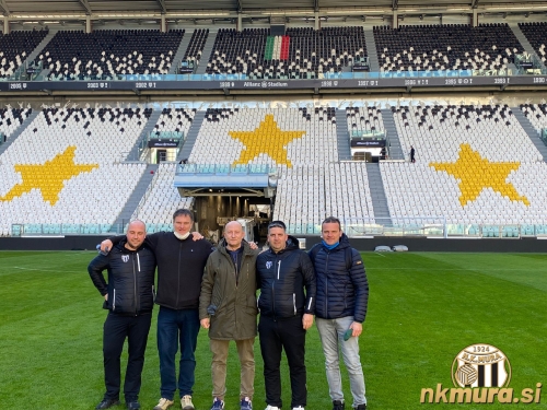 Jernej Rumež (prvi z leve) in Denis Rajbar (četrti z leve) sta si ogledala travnato površino na stadionu Juventusa v Torinu. Jernej Rumež (prvi z leve) in Denis Rajbar (četrti z leve) sta si ogledala travnato površino na stadionu Juventusa v Torinu.