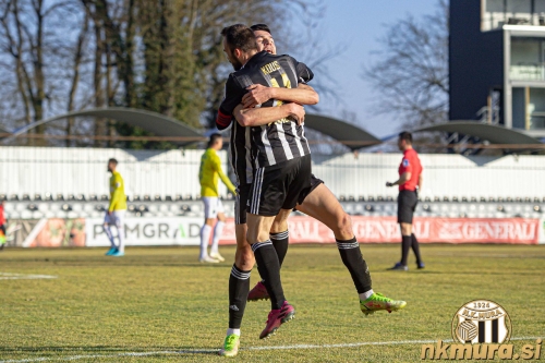 Veselja strelca in podajalca. Žiga Kous in Mirlind Daku na tekmi Mura : Bravo (13. februar 2022).