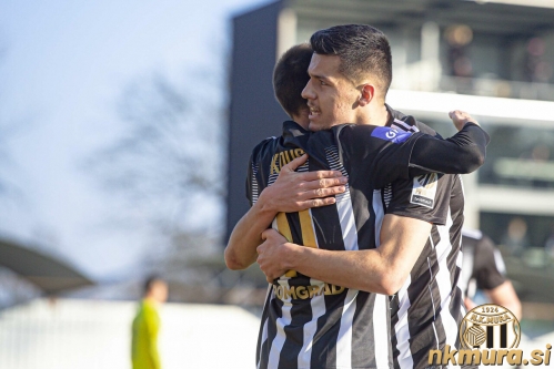 Veselje Mirlinda Dakuja in Žige Kousa.