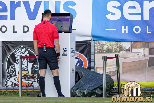 Glavni sodnik Aleksandar Matković je po posredovanju VAR-a izključil Žigo Kousa.