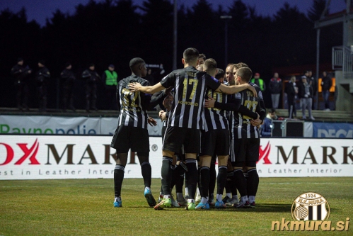 Veselje v Kidričevem po doseženem zadetku. Veselje v Kidričevem po doseženem zadetku.