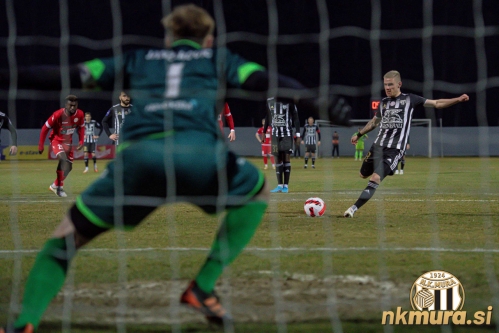 Luka Bobičanec in najstrožja kazen. V vratih stoji vratar Aluminija Luka Janžekovič. Luka Bobičanec in najstrožja kazen. V vratih stoji vratar Aluminija Luka Janžekovič.
