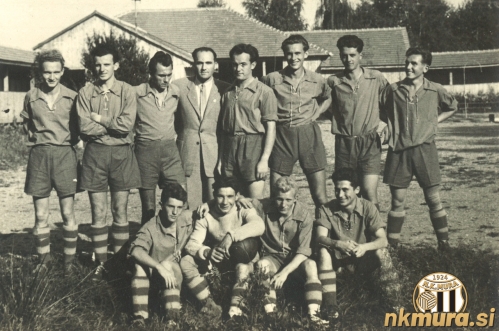 Nogometaši Sobote, ki so s 4:1 premagali Nafto. Fotografija je nastala na soboškem kopališču. Stojijo od leve: Aki Norčič, Robert Cvetič, Jurij Vrtarič, Milan Šušteršič (predsednik), Franc Kološa, Žižek, Mirko Babič, Janez Horvat. Čepijo: Feri Kološa, Alojz Režonja, Lali Norčič in Ciril Klajnšček. Nogometaši Sobote, ki so s 4:1 premagali Nafto. Fotografija je nastala na soboškem kopališču. Stojijo od leve: Aki Norčič, Robert Cvetič, Jurij Vrtarič, Milan Šušteršič (predsednik), Franc Kološa, Žižek, Mirko Babič, Janez Horvat. Čepijo: Feri Kološa, Alojz Režonja, Lali Norčič in Ciril Klajnšček.