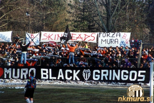 Navijaška skupina Black Gringos na vzhodni tribuni stadiona v Beltincih. Navijaška skupina Black Gringos na vzhodni tribuni stadiona v Beltincih.