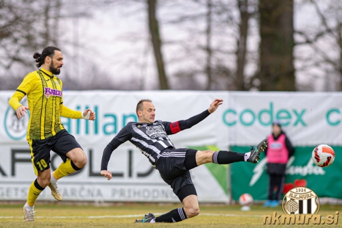 Strelec zadetka za Radomlje Tomislav Mrkonjić in kapetan Mure Matic Maruško.