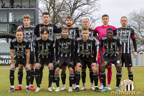 Ekipa Mure, ki je igrala proti Radomljam (27. februar 2022). Stojijo od leve: Kai Cipot, Mirlind Daku, Nik Lorbek, Luka Bobičanec, Marin Ljubić, Matic Maruško. Čepijo: Tomi Horvat, Kompan Breznik, Klemen Pucko, Amar Beganović in Samsindin Ouro.