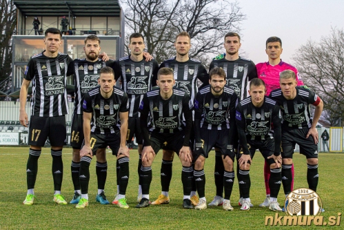 Mura na tekmi proti Celju (2. marec 2022). Stojijo od leve: Mirlind Daku, Nik Lorbek, Jan Gorenc, Gregor Balažic, Nardin Mulahusejnović, Marin Ljubić. Čepijo: Tomi Horvat, Amar Beganović, Klemen Pucko, Klemen Šturm in Luka Bobičanec.