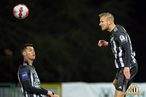 Gregor Balažic je po sedemnajstih letih znova zaigral za Muro. Levo je Mirlind Daku.