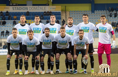 Nogometaši Mure na tekmi proti Domžalam (5. marec 2022). Stojijo od leve: Gregor Balažic, Jan Gorenc, Nardin Mulahusejnović, Nik Lorbek, Mirlind Daku, Marin Ljubić. Čepijo: Tomi Horvat, Klemen Šturm, Klemen Pucko, Amar Beganović in Alen Kozar. Nogometaši Mure na tekmi proti Domžalam (5. marec 2022). Stojijo od leve: Gregor Balažic, Jan Gorenc, Nardin Mulahusejnović, Nik Lorbek, Mirlind Daku, Marin Ljubić. Čepijo: Tomi Horvat, Klemen Šturm, Klemen Pucko, Amar Beganović in Alen Kozar.