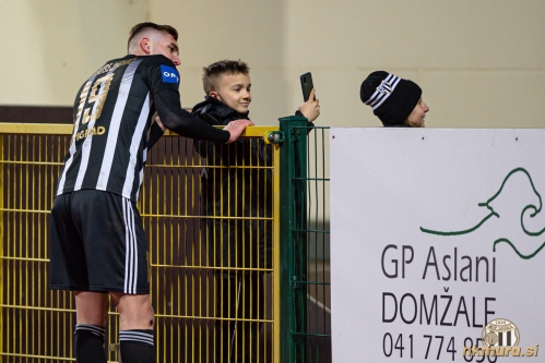 Fotografija ob koncu tekme. Mladi navijač Mure in Nardin Mulahusejnović. Fotografija ob koncu tekme. Mladi navijač Mure in Nardin Mulahusejnović.