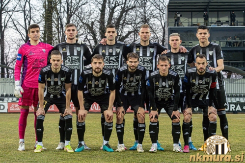 Začetna enajsterica Mure proti Olimpiji (10. marec 2022). Stojijo od leve: Marin Ljubić, Nardin Mulahusejnović, Jan Gorenc, Gregor Balažic, Luka Bobičanec, Mirlind Daku. Čepijo: Tomi Horvat, Nik Lorbek, Klemen Pucko, Klemen Šturm in Žiga Kous. Začetna enajsterica Mure proti Olimpiji (10. marec 2022). Stojijo od leve: Marin Ljubić, Nardin Mulahusejnović, Jan Gorenc, Gregor Balažic, Luka Bobičanec, Mirlind Daku. Čepijo: Tomi Horvat, Nik Lorbek, Klemen Pucko, Klemen Šturm in Žiga Kous.
