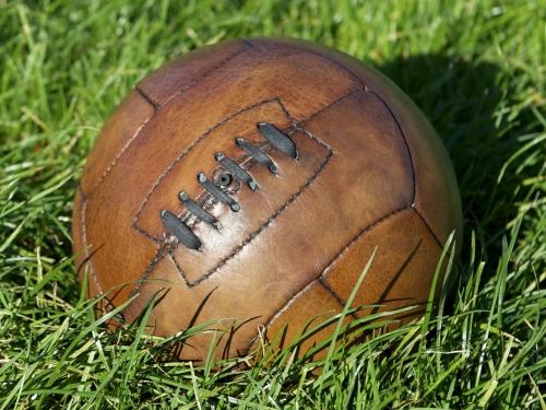 Stara usnjena nogometna žoga. Stara usnjena nogometna žoga.