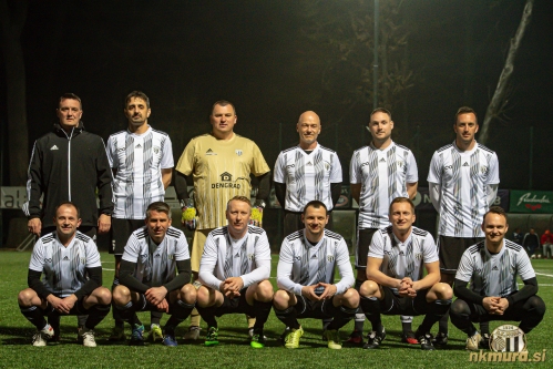 Veteranska ekipa Mure, ki je igrala tekmo proti veteranom Nafte (25. 3. 2022). Stojijo: Goran Gutalj (trener), Marjan Žekš, Dragan Miličevič, Drago Car, Tadej Jančar, Blaž Kous. Čepijo: Srečko Kovačec, Goran Logar, Tadej Kreft, Dejan Vrečič, Darjan Slavic in Denis Kežmah. Veteranska ekipa Mure, ki je igrala tekmo proti veteranom Nafte (25. 3. 2022). Stojijo: Goran Gutalj (trener), Marjan Žekš, Dragan Miličevič, Drago Car, Tadej Jančar, Blaž Kous. Čepijo: Srečko Kovačec, Goran Logar, Tadej Kreft, Dejan Vrečič, Darjan Slavic in Denis Kežmah.