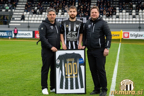 Nik Lorbek je odigral stoto tekmo za Muro. Od leve: Denis Rajbar (športni direktor), Nik Lorbek in Robert Kuzmič (predsednik).
