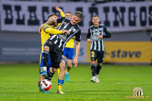 Luko Bobičanca ovira Anis Jašaragič.