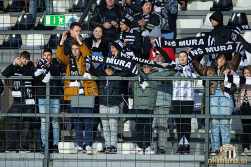 Prot Kopru se je na tribunah zbralo 2000 gledalcev.