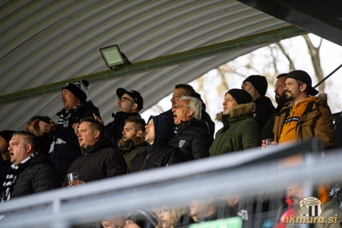 Gledalci na južni tribuni Fazanerije.