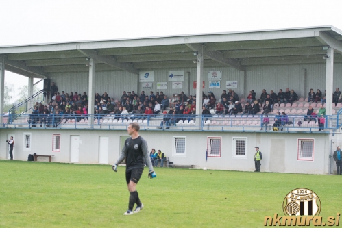 Tekmo si je v deževnem vremenu ogledalo 150 gledalcev.