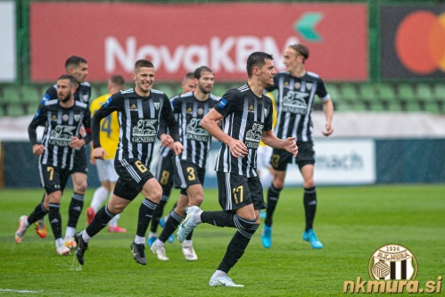 Veselje Murašev po zadetku v Šiški. Od leve: Alen Kozar, Jan Gorenc, Amar Beganović, Luka Bobičanec, Klemen Pucko, Mirlind Daku in Marin Karamarko.