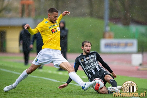 Klemen Pucko v boju za žogo.