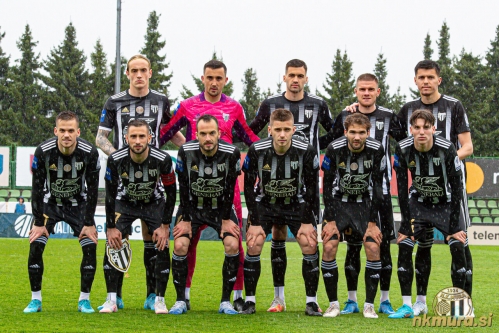 Začetna enajsterica Mure proti Bravu (9. april 2022). Stojijo od leve: Marin Karamarko, Marko Zalokar, Jan Gorenc, Luka Bobičanec, Mirlind Daku. Čepijo: Tomi Horvat, Alen Kozar, Žiga Kous, Amar Beganović, Klemen Pucko in Tio Cipot.