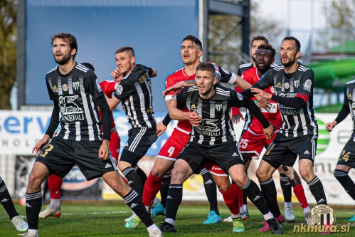 Gneča pred vrati. Od leve: Klemen Pucko, Luka Bobičanec, Tin Martić, Amar Beganović, Nik Lorbek, Chinwendu Johan Nkama in Žiga Kous. Gneča pred vrati. Od leve: Klemen Pucko, Luka Bobičanec, Tin Martić, Amar Beganović, Nik Lorbek, Chinwendu Johan Nkama in Žiga Kous.